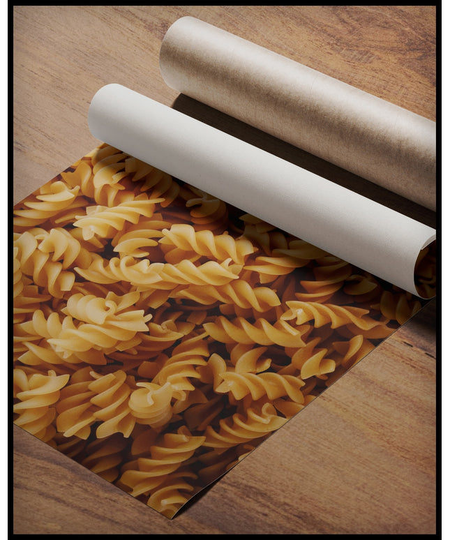 Ein Poster von vielen Fusilli Nudeln, gerollt auf einer Holzoberfläche liegend