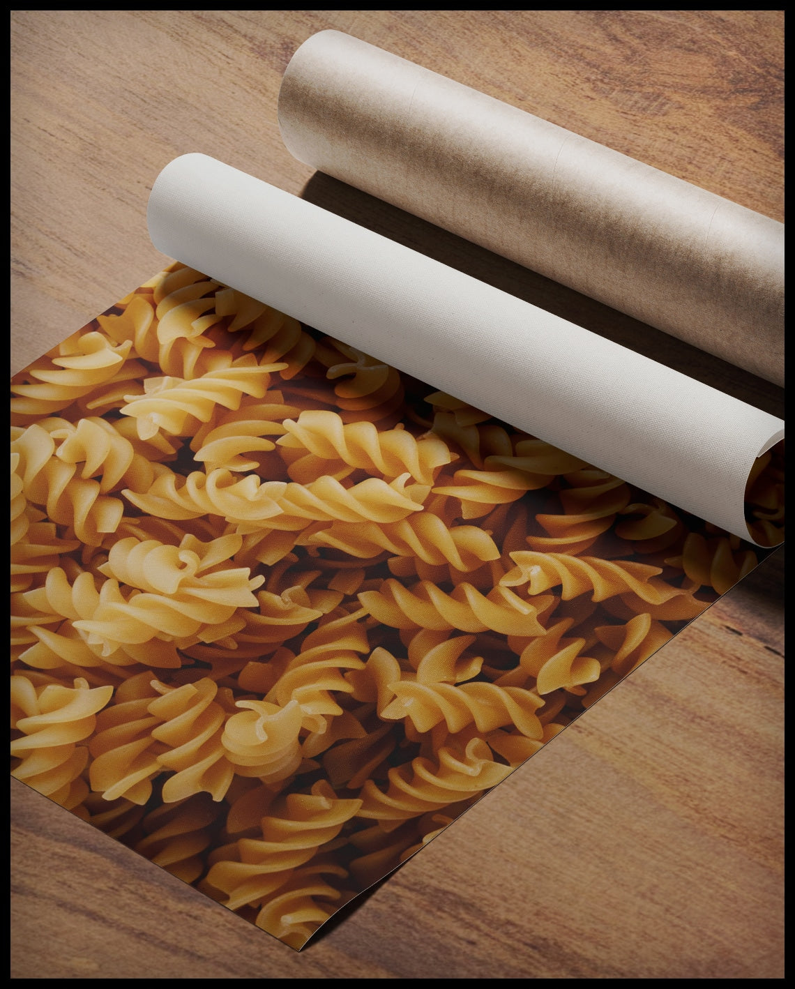 Ein Poster von vielen Fusilli Nudeln, gerollt auf einer Holzoberfläche liegend