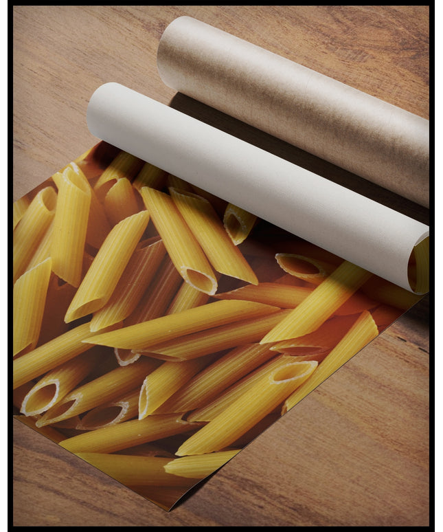 Ein Poster von mehreren Penne Nudeln, gerollt auf einer Holzoberfläche liegend