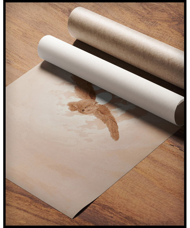 Ein Kunstdruck einer fliegenden Eule vor einem Mondhimmel, gerollt auf einer Holzoberfläche liegend