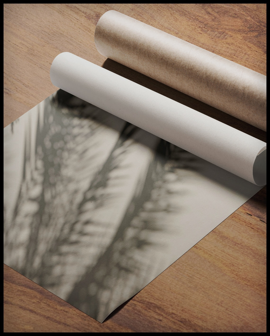Ein Poster vom Schatten mehrerer Palmenblätter auf einer beigen Wand, gerollt auf einer Holzoberfläche liegend