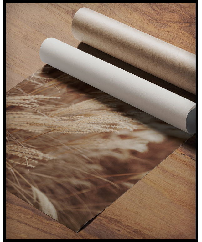 Ein Poster von Pampasgras im Wind, gerollt auf einer Holzoberfläche liegend