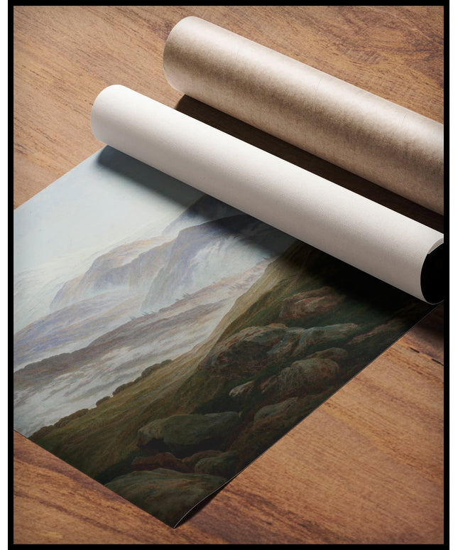 Ein Kunstdruck von einem Blick über das Riesengebirge in Polen, gerollt auf einer Holzoberfläche liegend