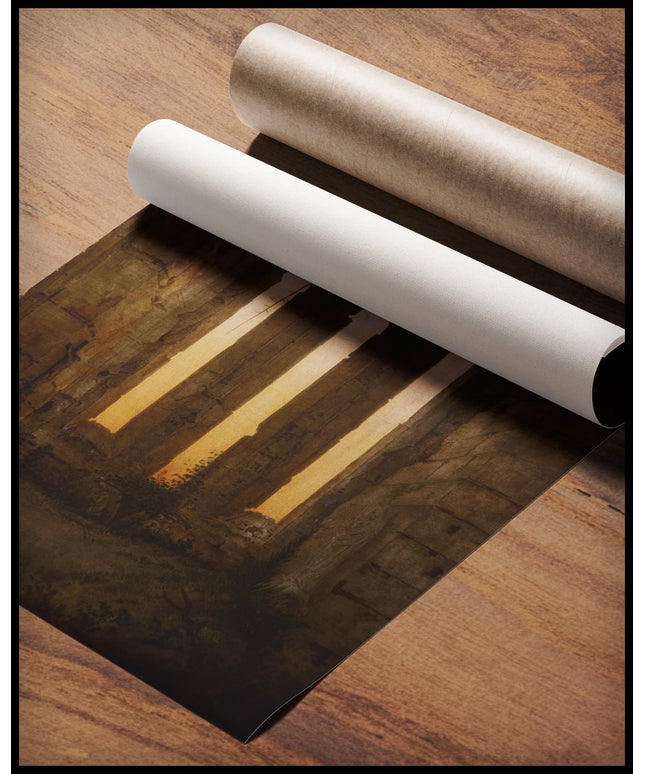 Ein Kunstdruck einer Ruine mit bogenförmigen Fenstern, die Licht des Sonnenuntergangs hereinlassen, gerollt auf einer Holzoberfläche liegend