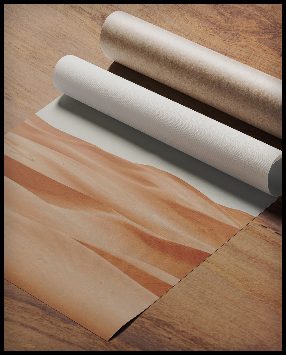 Ein Poster von den weichen, geschwungenen Sanddünen der Sahara, gerollt auf einer Holzoberfläche liegend