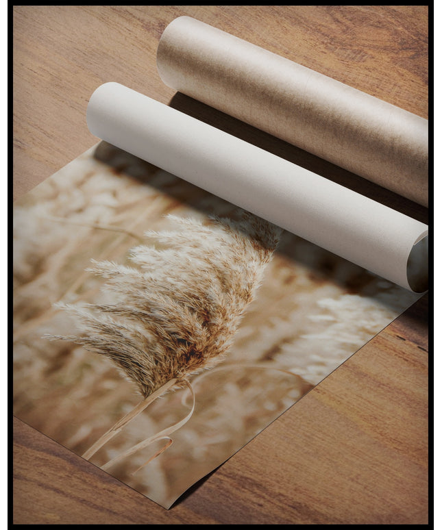 Ein Poster einer Nahaufnahme von einer Getreidepflanze, die sich im Wind bewegt, gerollt auf einer Holzoberfläche liegend