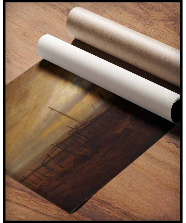 Ein Kunstdruck von einer Küstenlandschaft im Mondschein, gerollt auf einer Holzoberfläche liegend