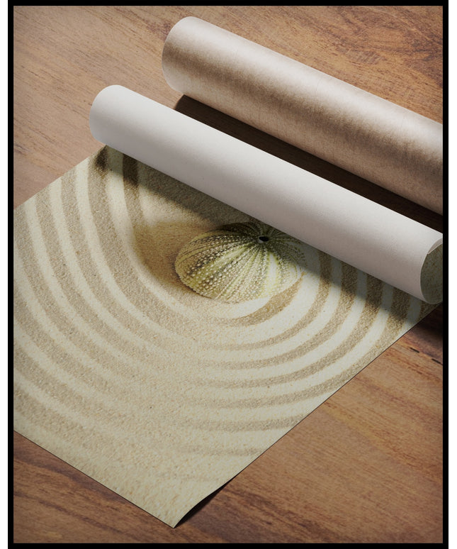 Ein Poster von einem Seeigel der auf feinem Sand liegt, gerollt auf einer Holzoberfläche liegend