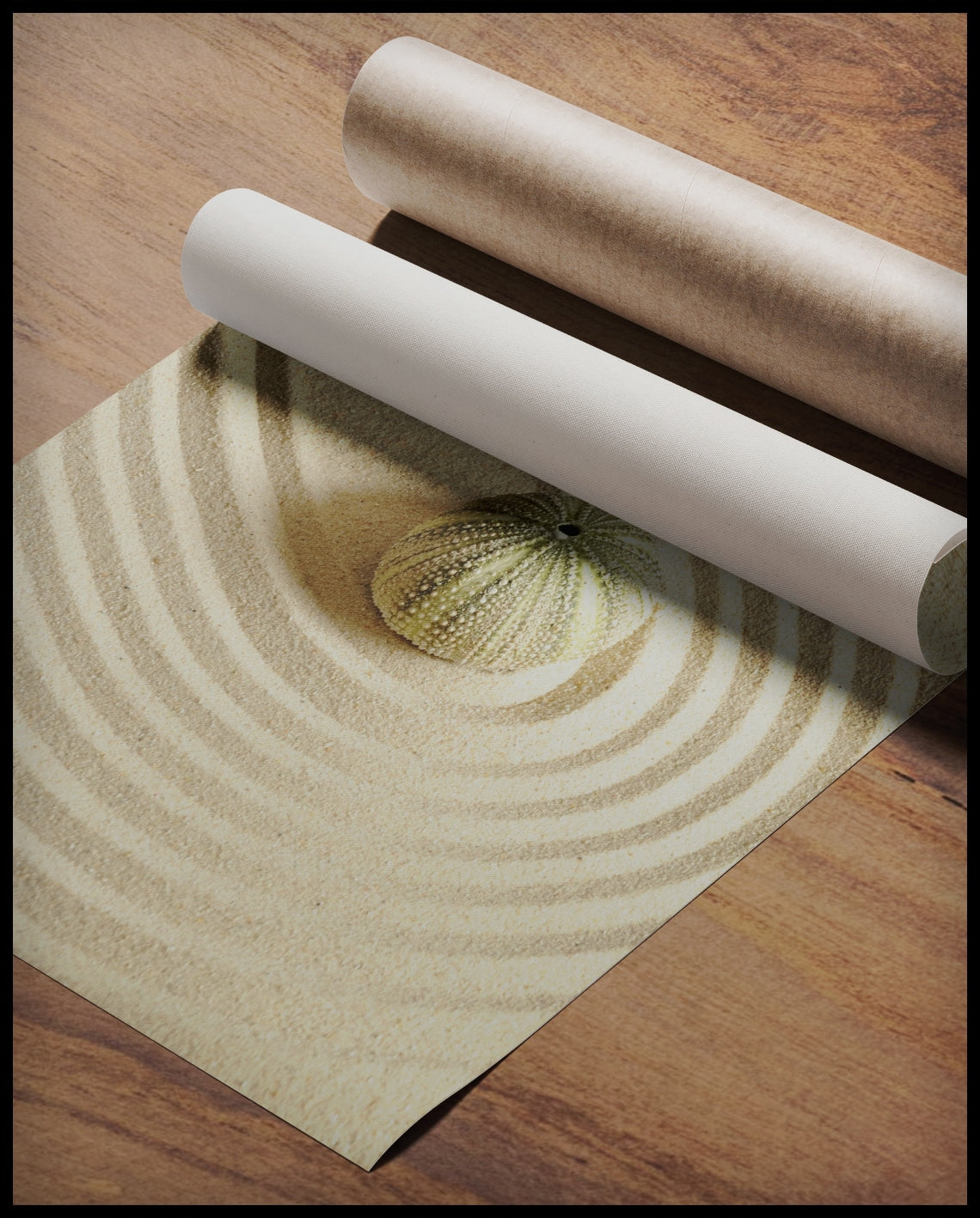 Ein Poster von einem Seeigel der auf feinem Sand liegt, gerollt auf einer Holzoberfläche liegend
