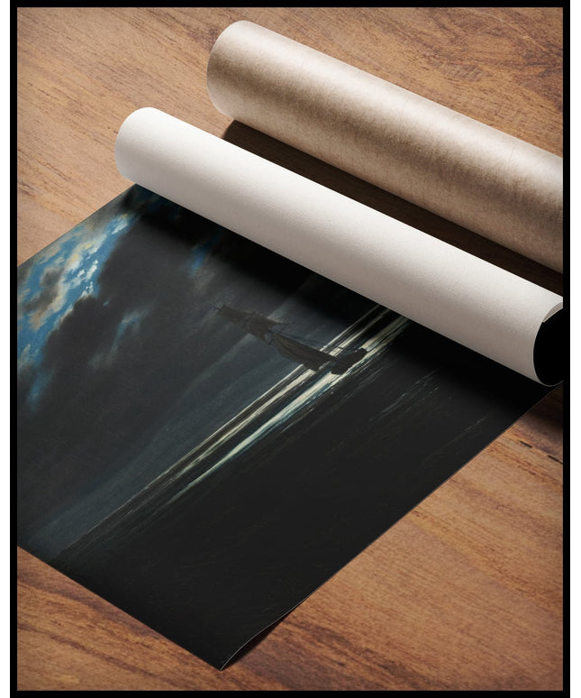 Ein Kunstdruck von einem einzelnen Segelschiff auf dem Meer im Mondschein, gerollt auf einer Holzoberfläche liegend