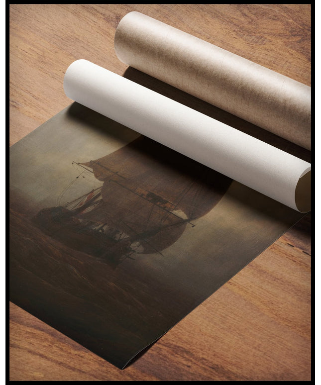 Ein Kunstdruck eines Segelschiffs, gerollt auf einer Holzoberfläche liegend