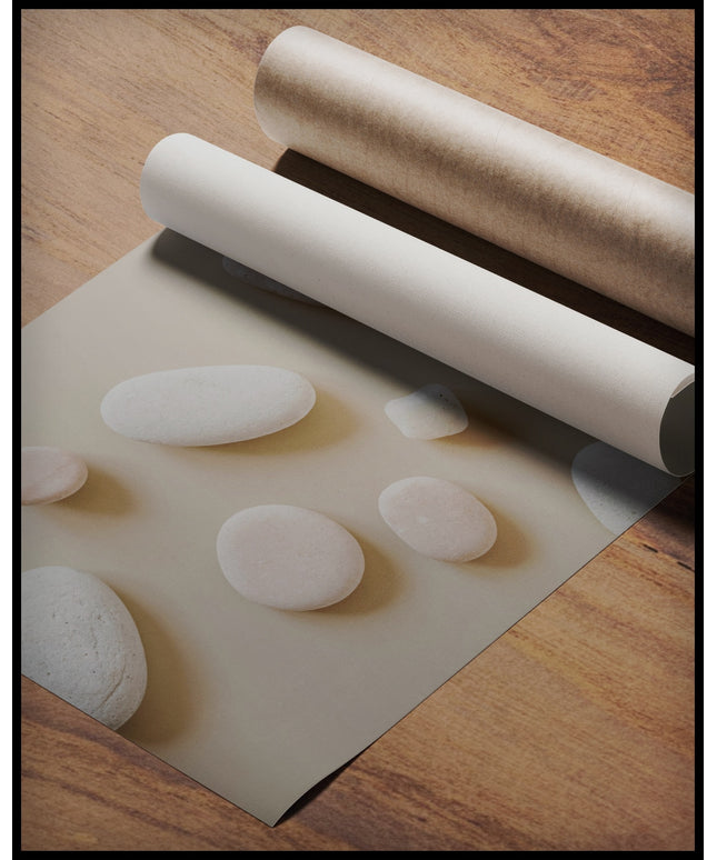 Ein Poster von mehreren runden, weißen Steinen auf beigefarbenem Untergrund, gerollt auf einer Holzoberfläche liegend
