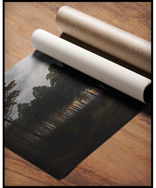 Ein Kunstdruck von einer Lichtung im Wald am Abend, gerollt auf einer Holzoberfläche liegend