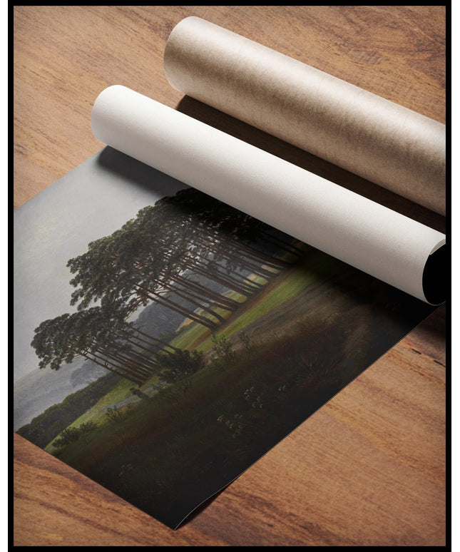 Ein Kunstdruck von einer nebligen Wiese, einem Pfad und einem Wald im Hintergrund, gerollt auf einer Holzoberfläche liegend