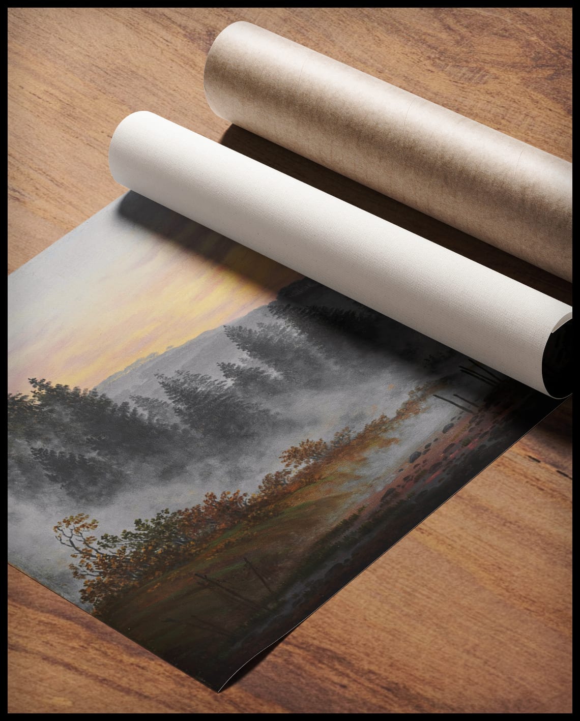 Ein Kunstdruck von einer Morgenszene mit einer Waldlandschaft, angedeutetem Sonnenaufgang und einem Fischerboot, gerollt auf einer Holzoberfläche liegend