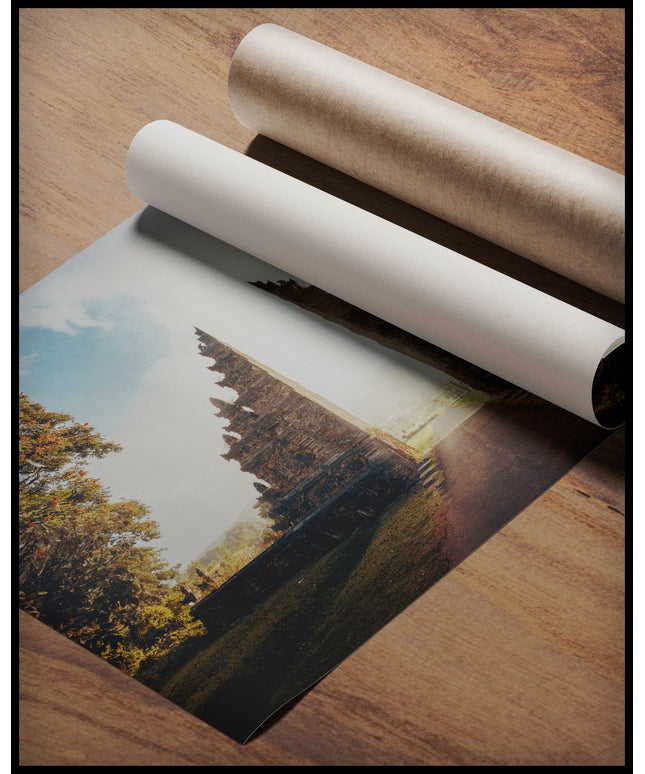 Ein Poster vom Eingang einer Tempelanlage, gerollt auf einer Holzoberfläche liegend