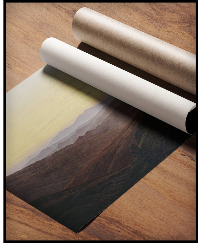 Ein Kunstdruck vom Riesengebirge in Polen, gerollt auf einer Holzoberfläche liegend