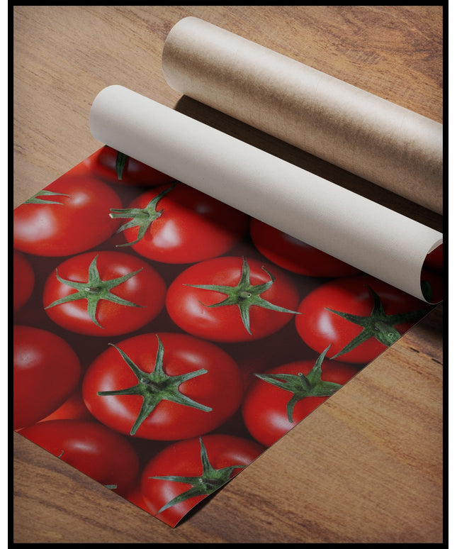 Ein Poster einer Nahaufnahme von mehreren Tomaten, gerollt auf einer Holzoberfläche liegend