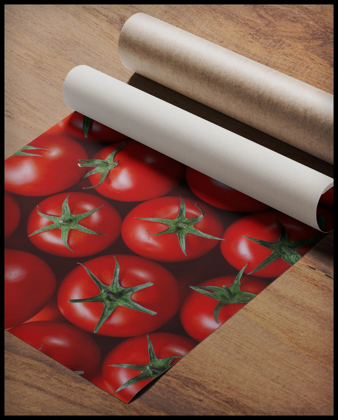 Ein Poster einer Nahaufnahme von mehreren Tomaten, gerollt auf einer Holzoberfläche liegend