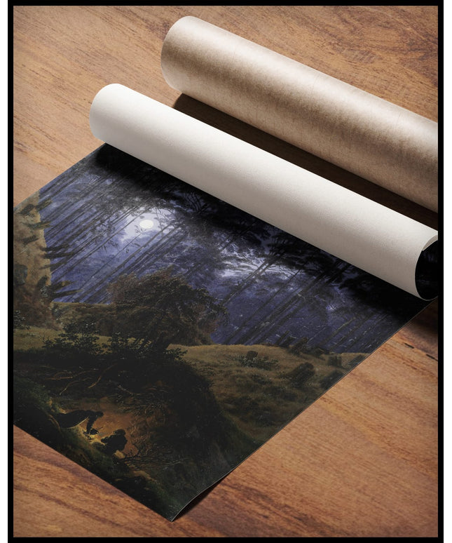 Ein Kunstdruck eines Waldes bei Mondschein, gerollt auf einer Holzoberfläche liegend