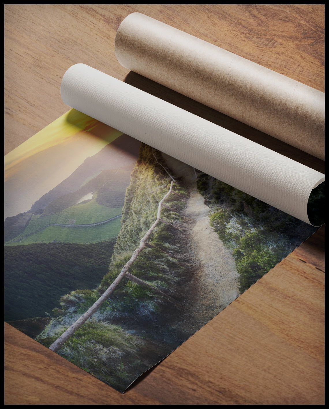 Ein Poster von einem Wanderweg, umgeben von Gräsern und steilen Abhängen, auf einem schmalen Berg, gerollt auf einer Holzoberfläche liegend