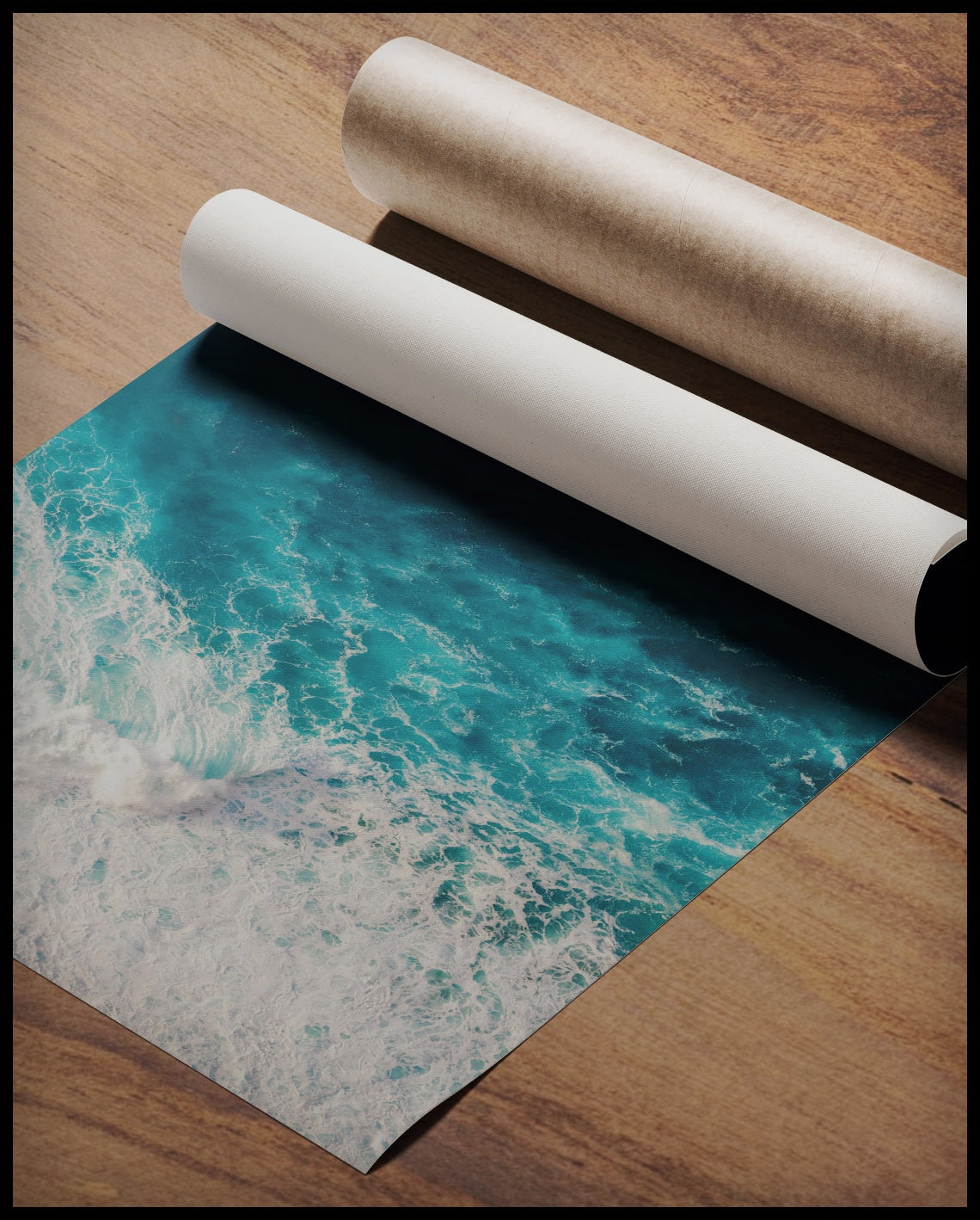 Ein Poster aus der Vogelperspektive vom blauen Meer und schaumigen Wellen, gerollt auf einer Holzoberfläche liegend
