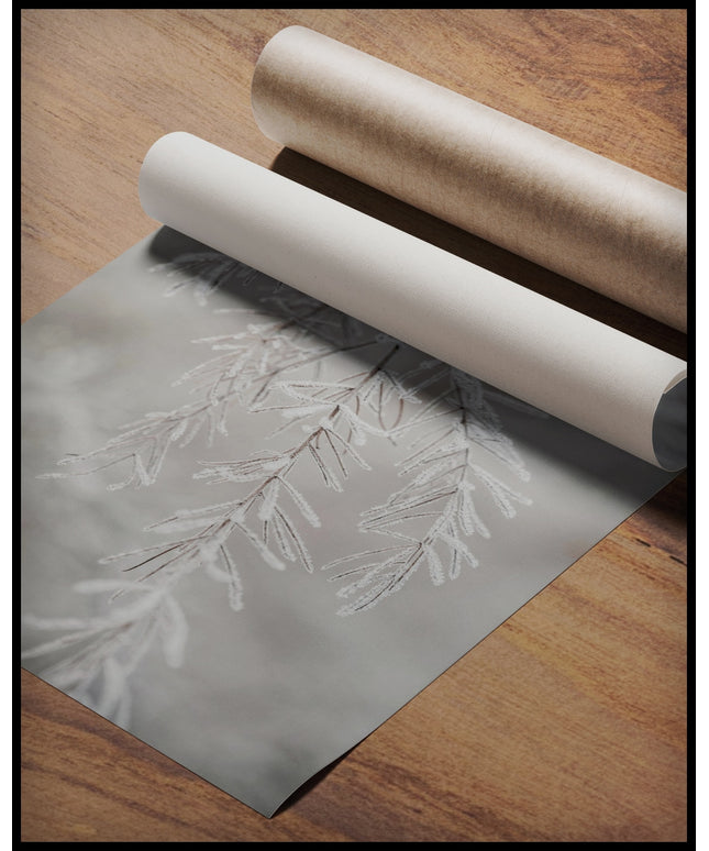 Ein Poster einer Nahaufnahme von einem gefrorenen Zweig, gerollt auf einer Holzoberfläche liegend