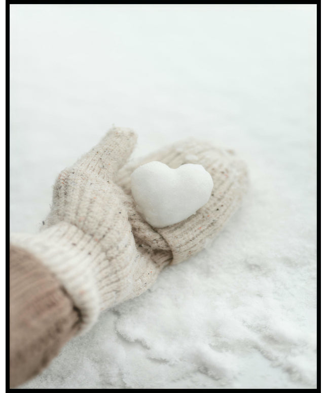 Ein Poster von einer behandschuhten Hand, die ein kleines Herz aus Schnee hält.