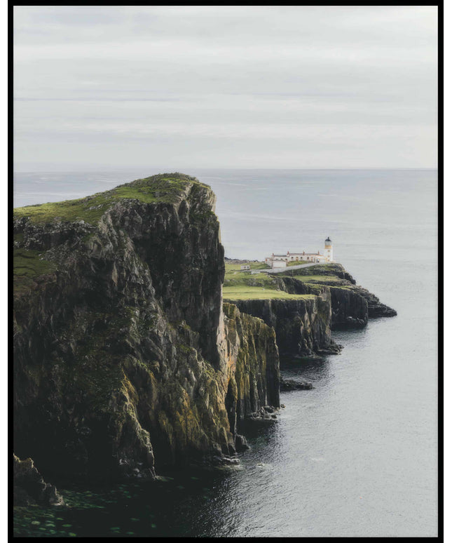 Ein Poster von einer kargen Klippe in Schottland mit einem Leuchtturm.