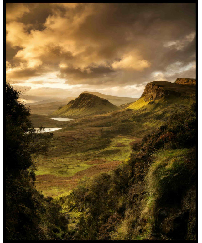 Ein Poster von einer kargen, grünen Berglandschaft im Sonnenuntergang.