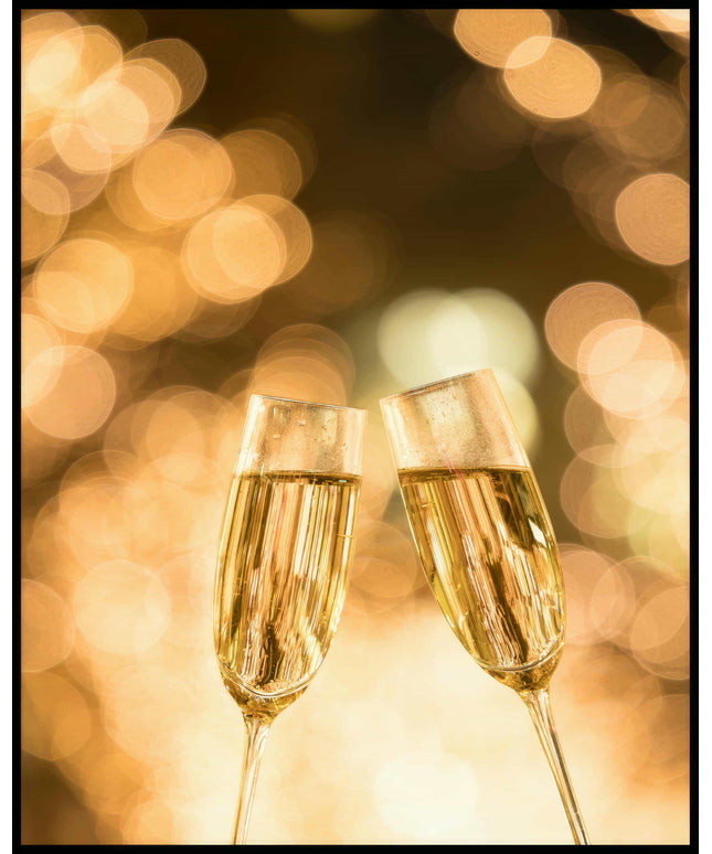 Ein Poster einer Nahaufnahme von Sektgläsern die vor einem goldenen Hintergrund anstoßen.