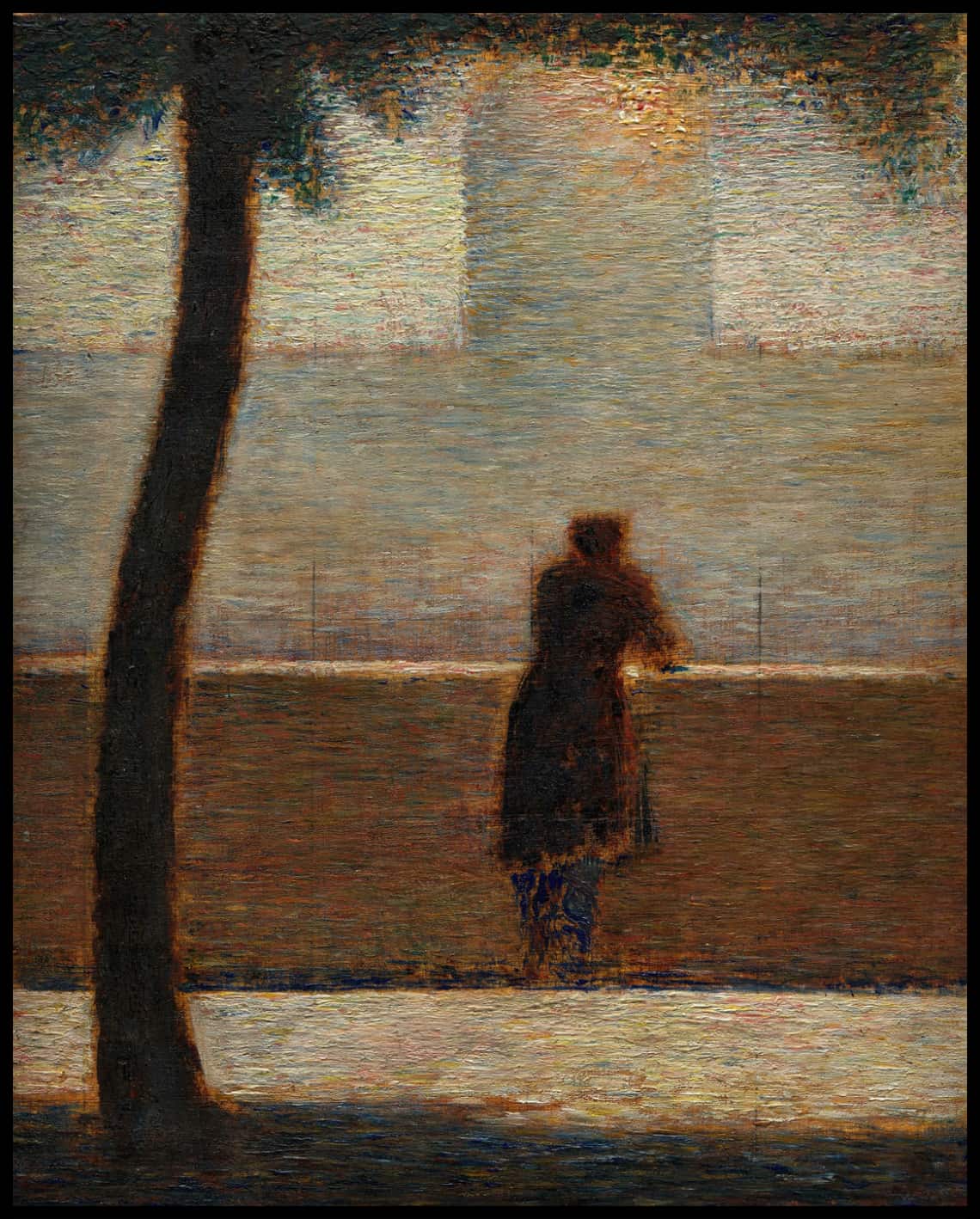 Un homme penché sur un parapet