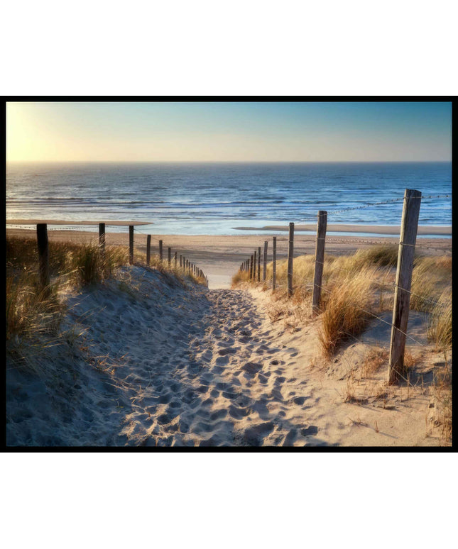 Ein Poster von Fußspuren im Sand auf einem Sandweg zum Strand.