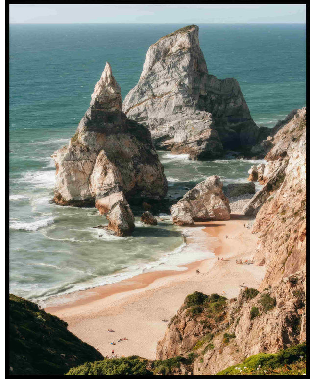 Ein Poster von hohen Felsformationen im Meer an einem Strand.