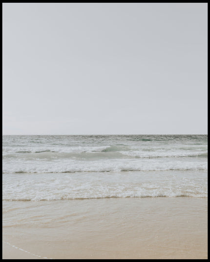 Ein Poster von einem Meeresblick auf leichte Wellen.