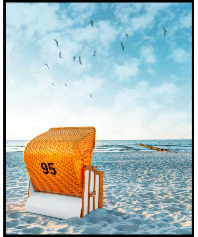 Ein Poster von einem orangenen Strandkorb am Strand der in Richtung Meer gerichtet ist.