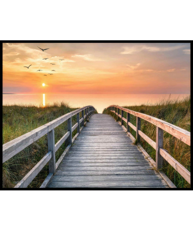 Ein Poster von einem Holzsteg im Sonnenuntergang, der über Dünen zum Strand führt.