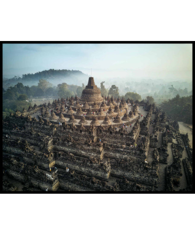 Ein Poster von einer steinernen, mehrstöckigen Tempelanlage.