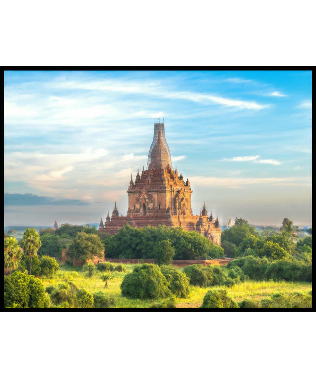Ein Poster von einem hohen Tempel inmitten einer bewachsenen Landschaft.