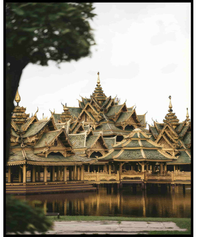 Ein Poster von einer buddhistischen Tempelanlage auf einem See.