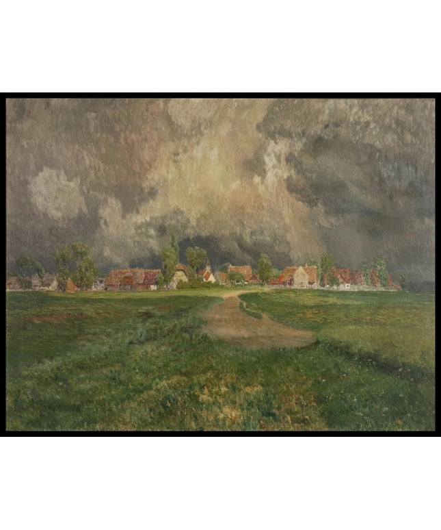 Dorfansicht mit weiter Wiesenlandschaft und aufziehendem Gewitter