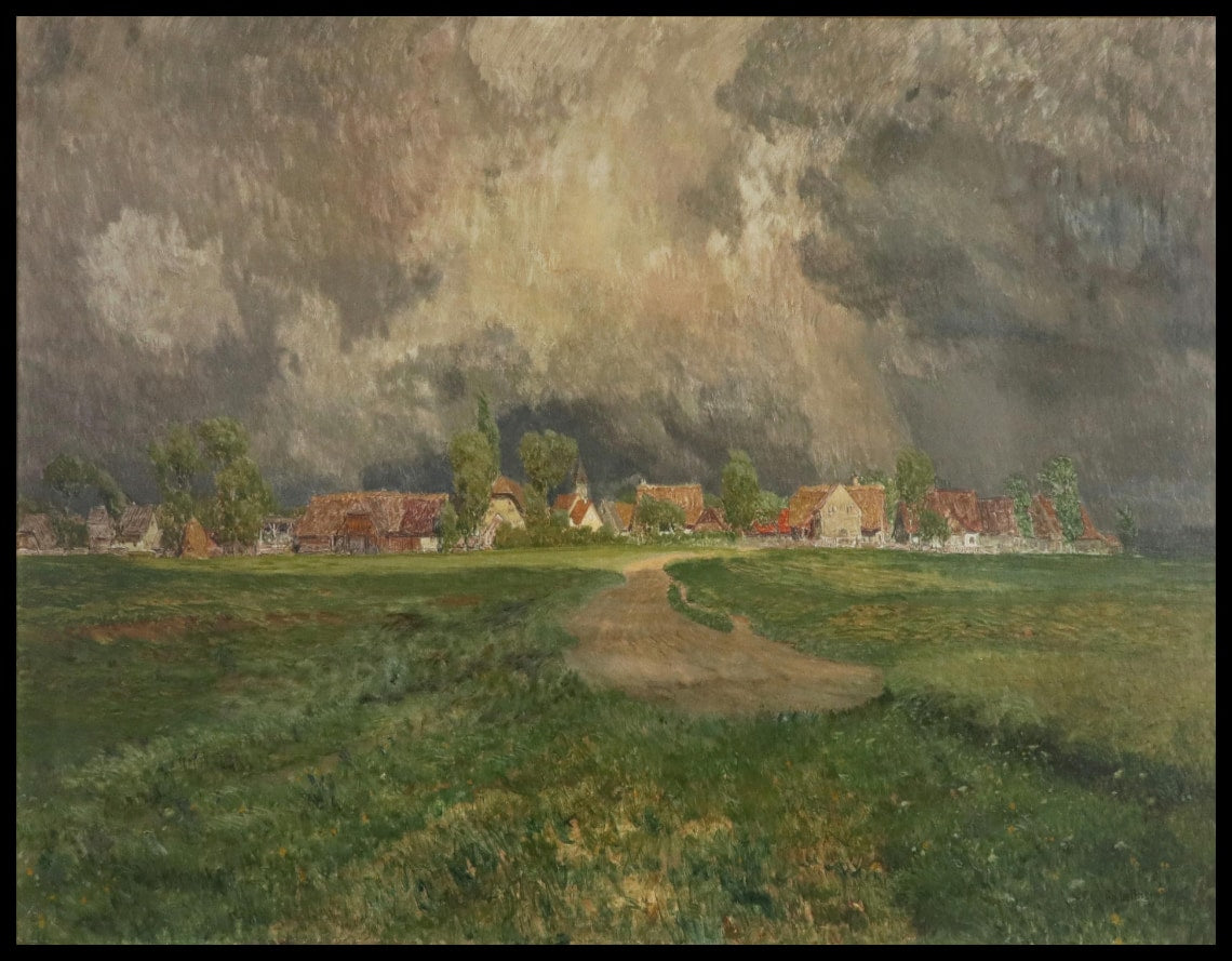 Dorfansicht mit weiter Wiesenlandschaft und aufziehendem Gewitter