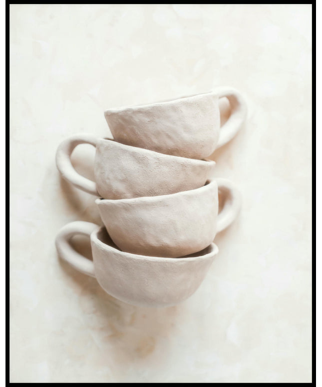 Ein Poster von vier ineinander gesteckten, beigefarbenen Tontassen auf beigefarben Untergrund.