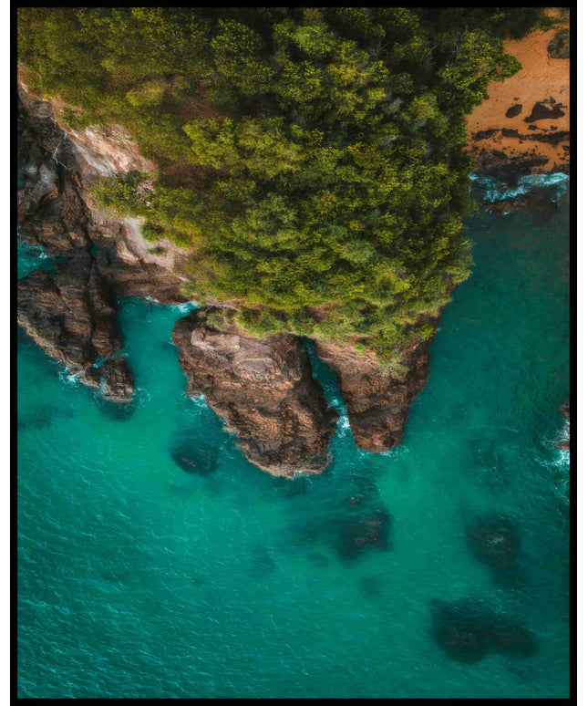 Ein Poster von einer steilen, bewachsenen Klippe und blauem Meer.