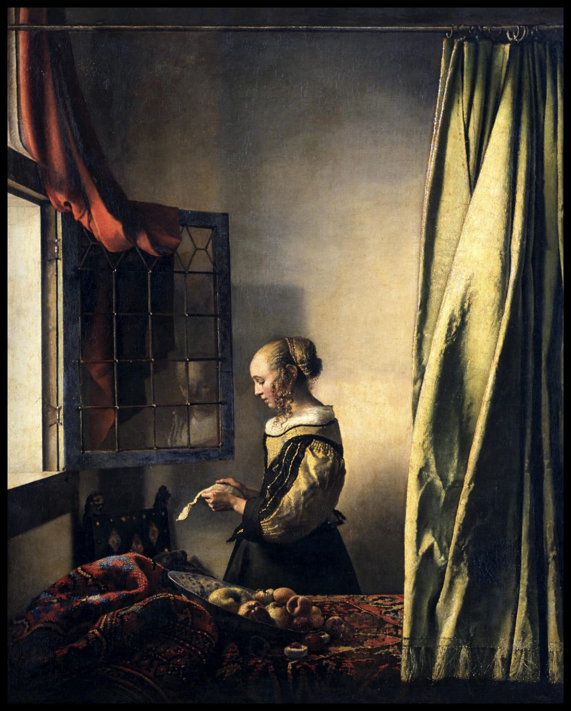 Lectrice de lettres à la fenêtre ouverte
