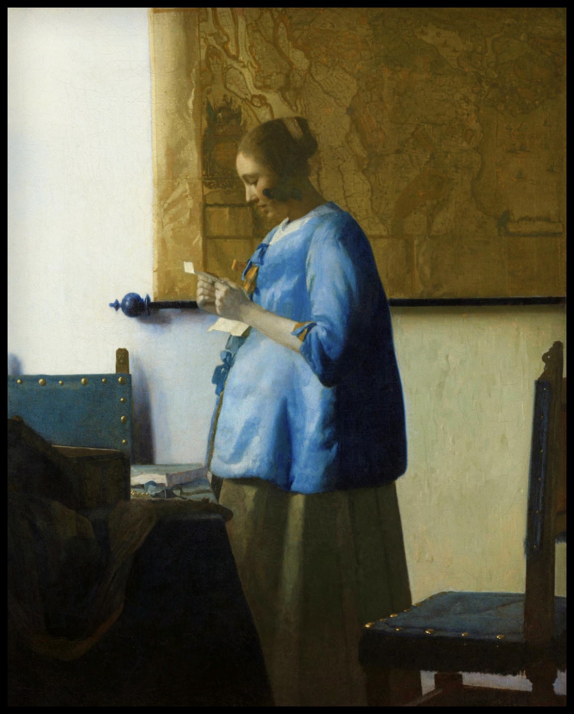 Lectrice de lettres en bleu