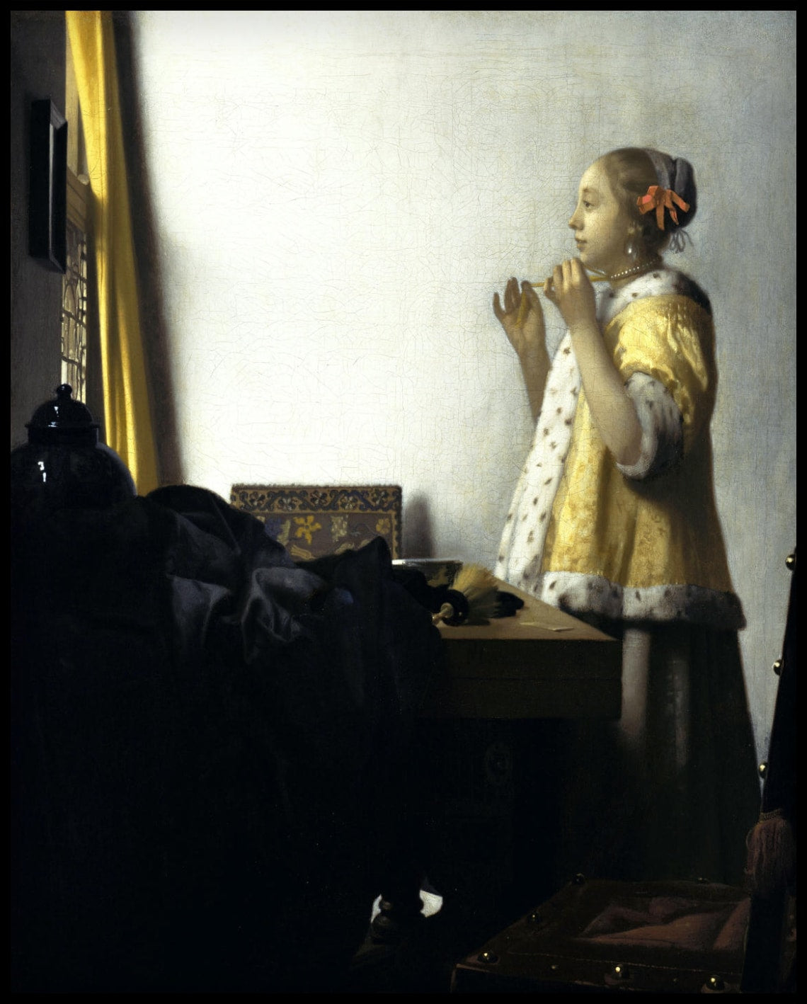 Jeune femme avec collier de perles