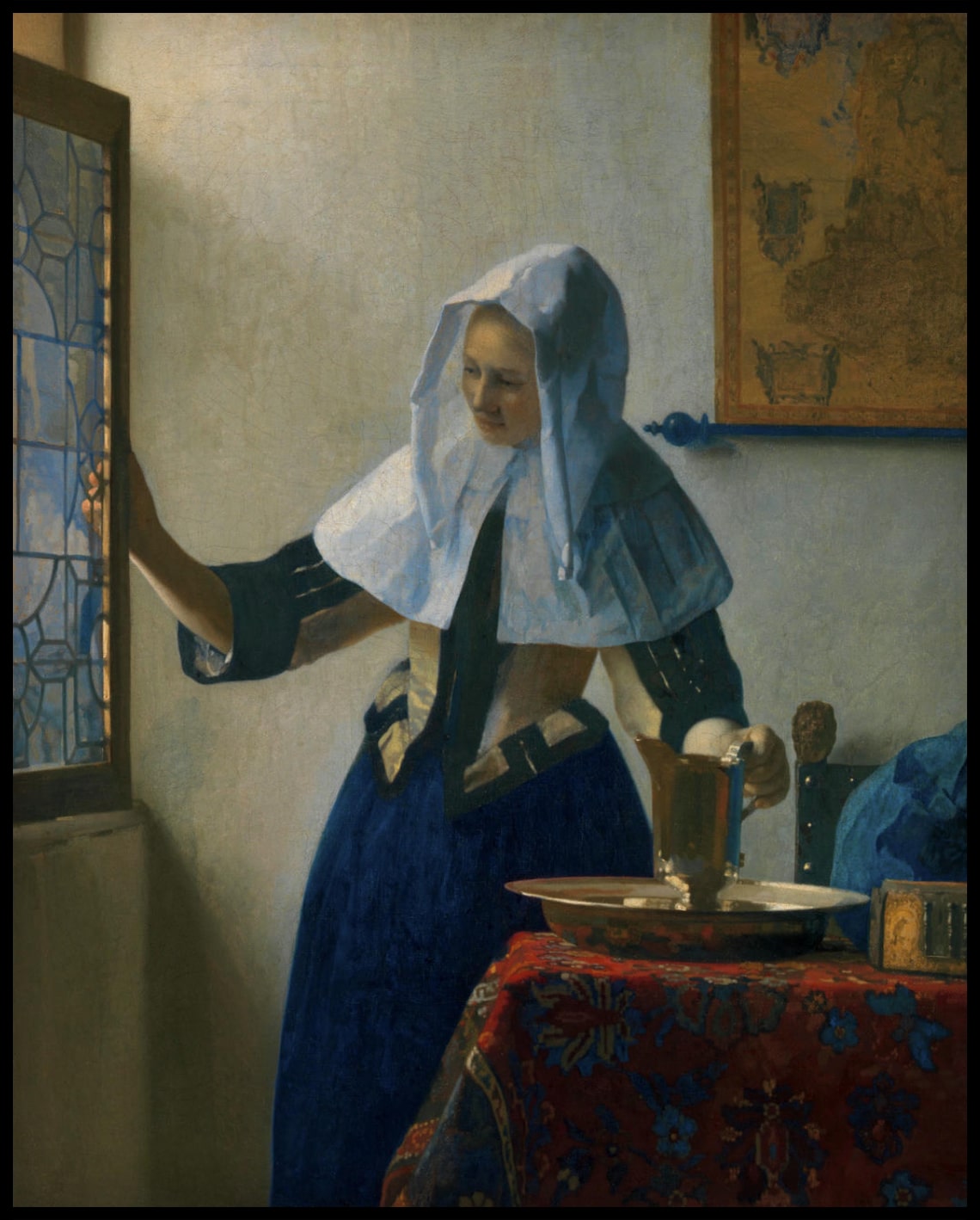 Jeune femme avec un pot d'eau à la fenêtre