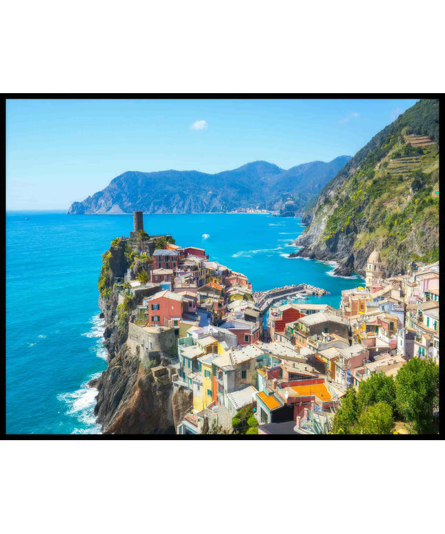 Ein Poster von einer bunten Küstenstadt die auf Klippen vor einem blauen Meer und einer Berglandschaft erbaut wurde.