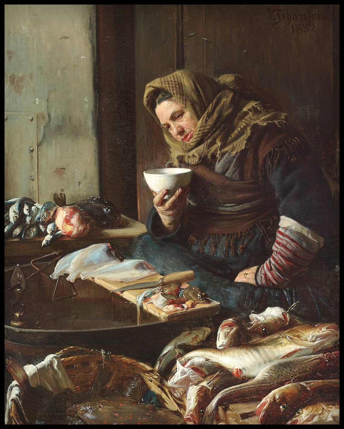 Une femme de pêcheur réchauffe ses mains sur une tasse de soupe chaude